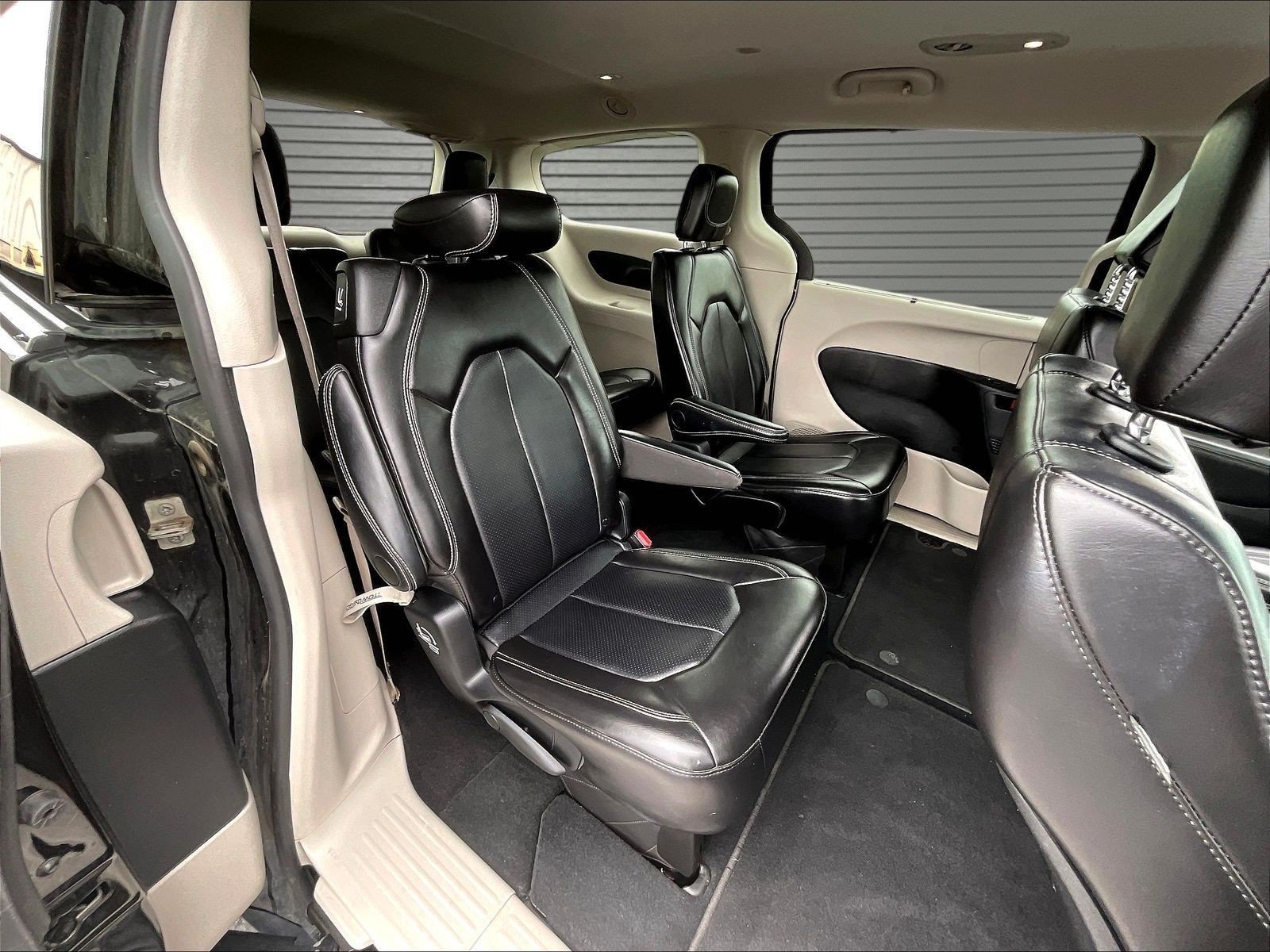 Used 2024 Chrysler Pacifica Touring-L FWD image 22