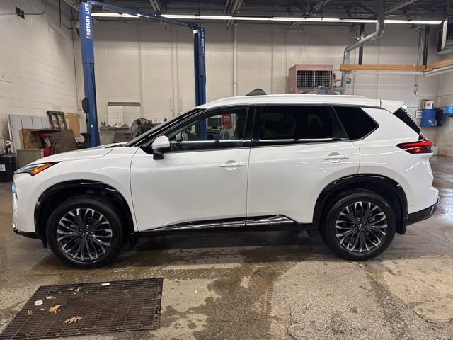 Used 2024 Nissan Rogue Platinum image 3