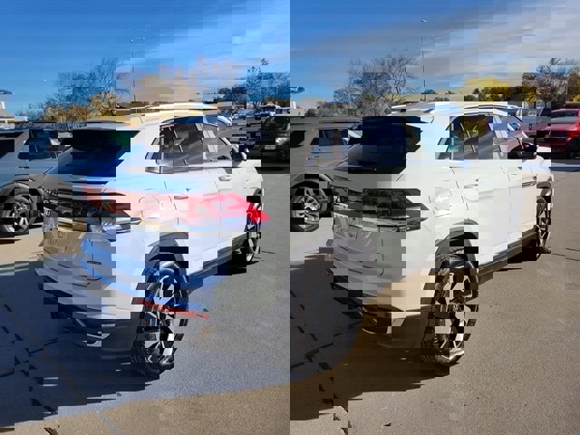 Used 2025 Volkswagen Atlas Cross Sport SE image 5