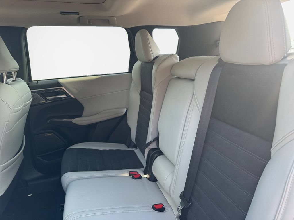 Used 2025 Mitsubishi Outlander AWD image 23