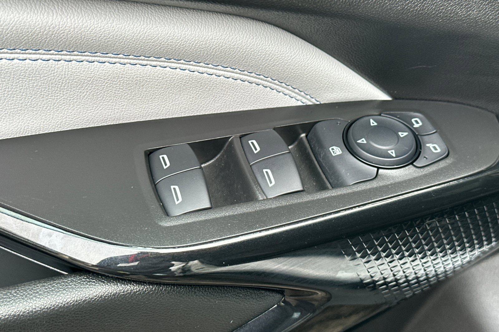 Used 2025 Chevrolet Trax LT w/ Driver Confidence Package image 12