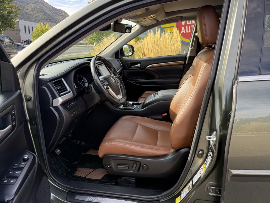 Used 2017 Toyota Highlander Limited Platinum image 2