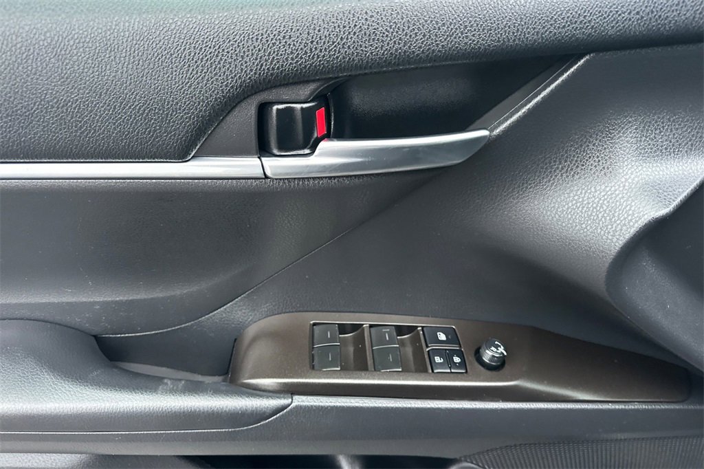 Used 2022 Toyota Camry SE image 13