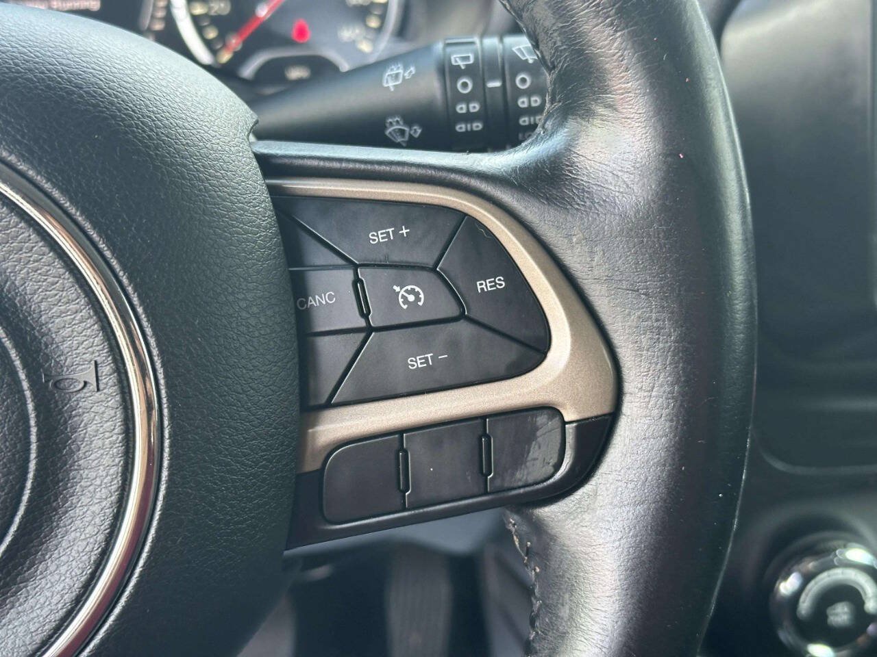 Used 2016 Jeep Renegade Latitude AWD/4WD image 30