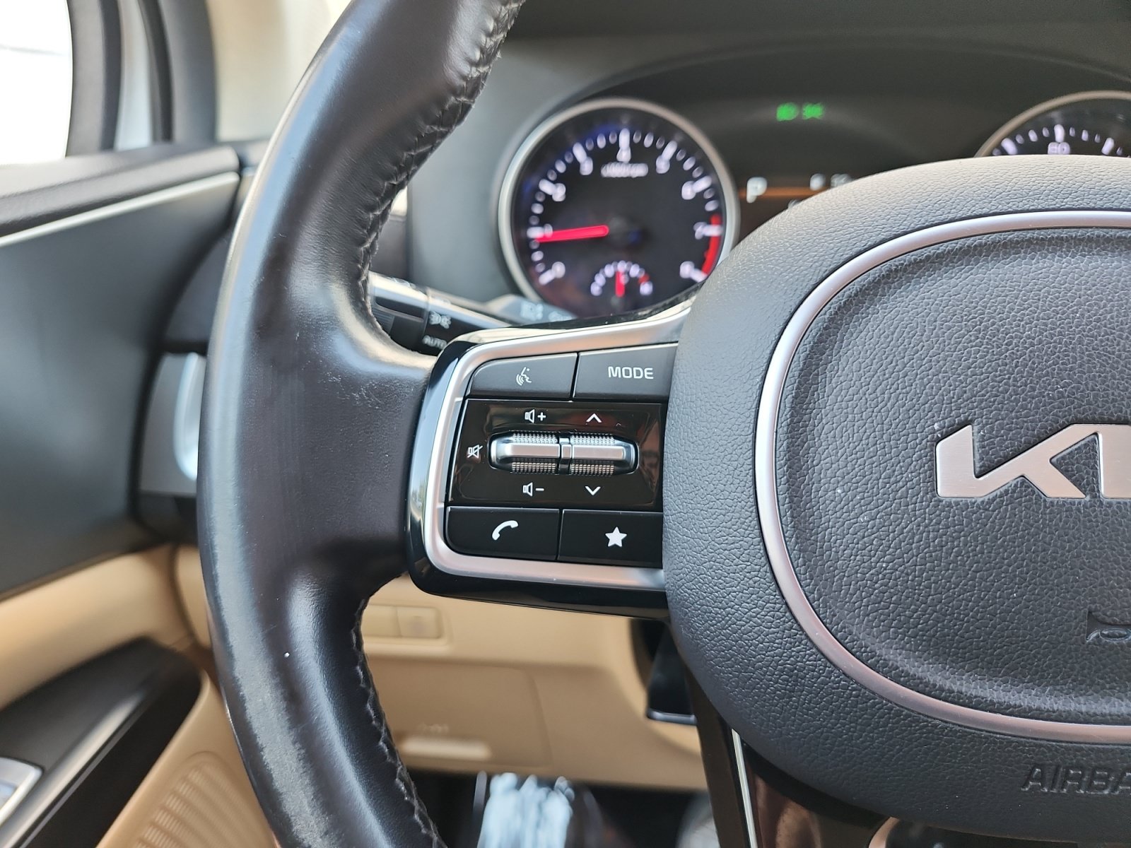 Used 2024 Kia Carnival LX FWD image 24