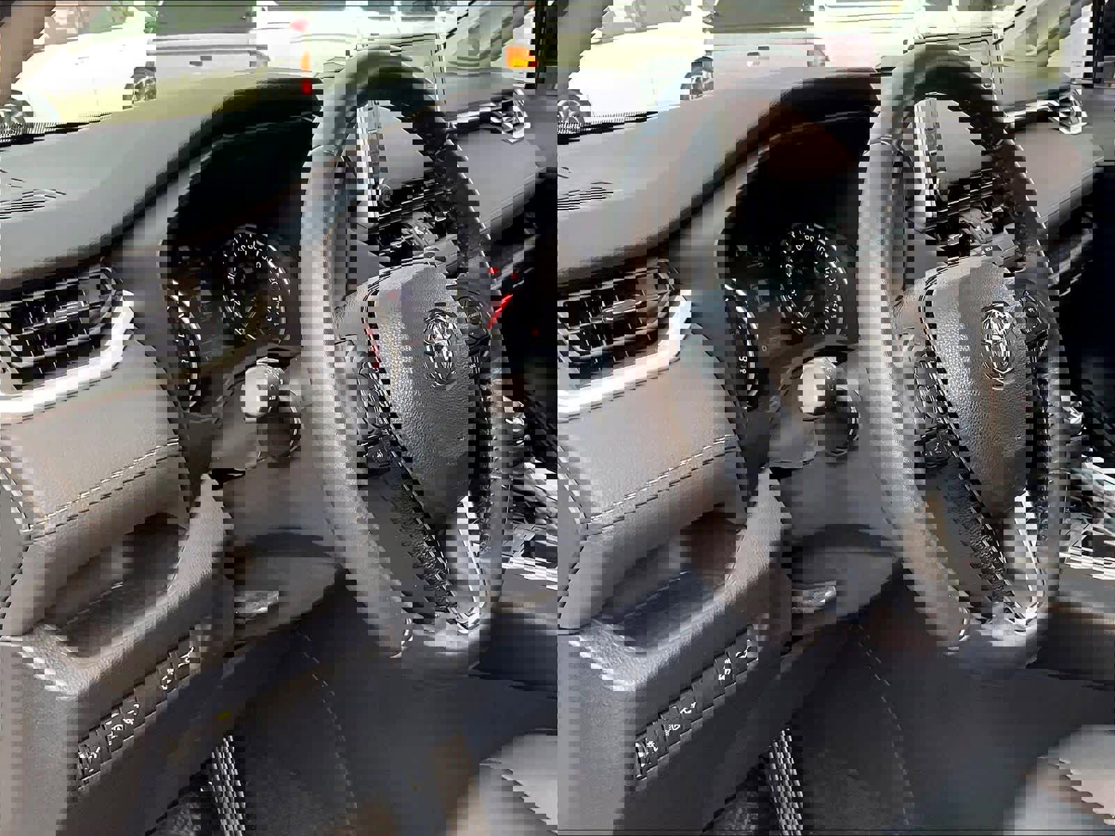 Used 2020 Toyota RAV4 XLE Premium image 15