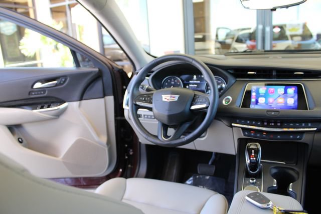Used 2022 Cadillac XT4 Premium Luxury w/ Technology Package FWD image 11