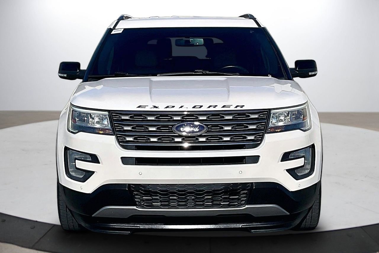 Used 2017 Ford Explorer XLT w/ Equipment Group 202A image 3