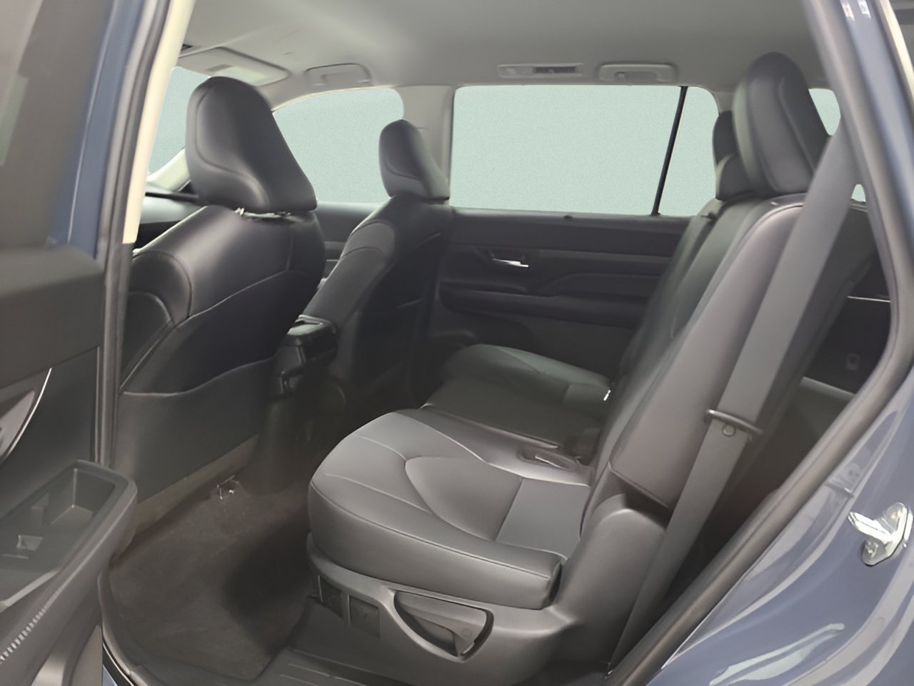 Used 2024 Toyota Grand Highlander AWD image 17