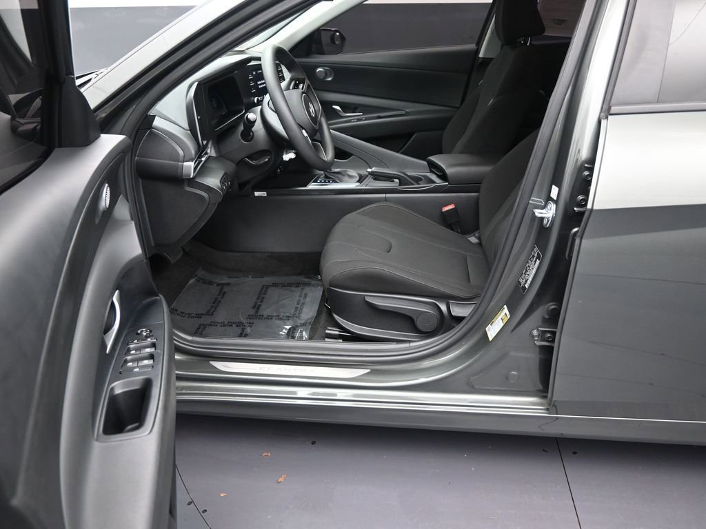 Used 2025 Hyundai Elantra SE image 11