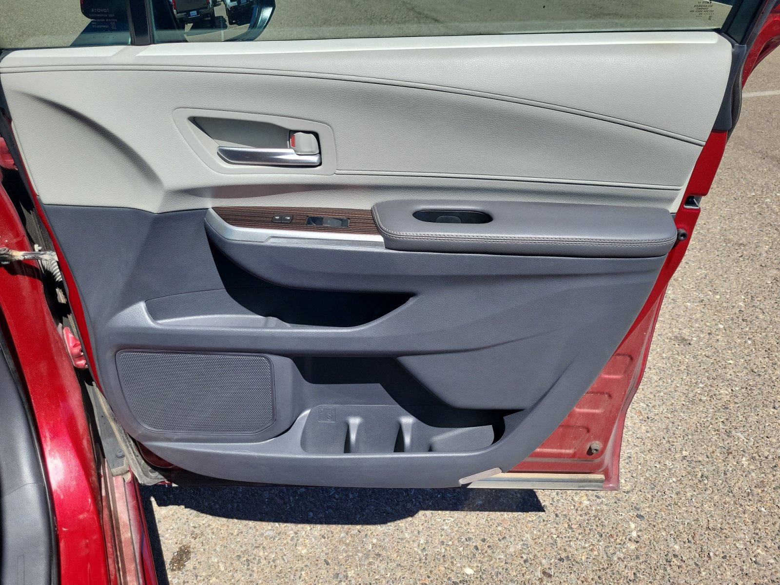 Used 2023 Toyota Sienna XLE FWD image 25