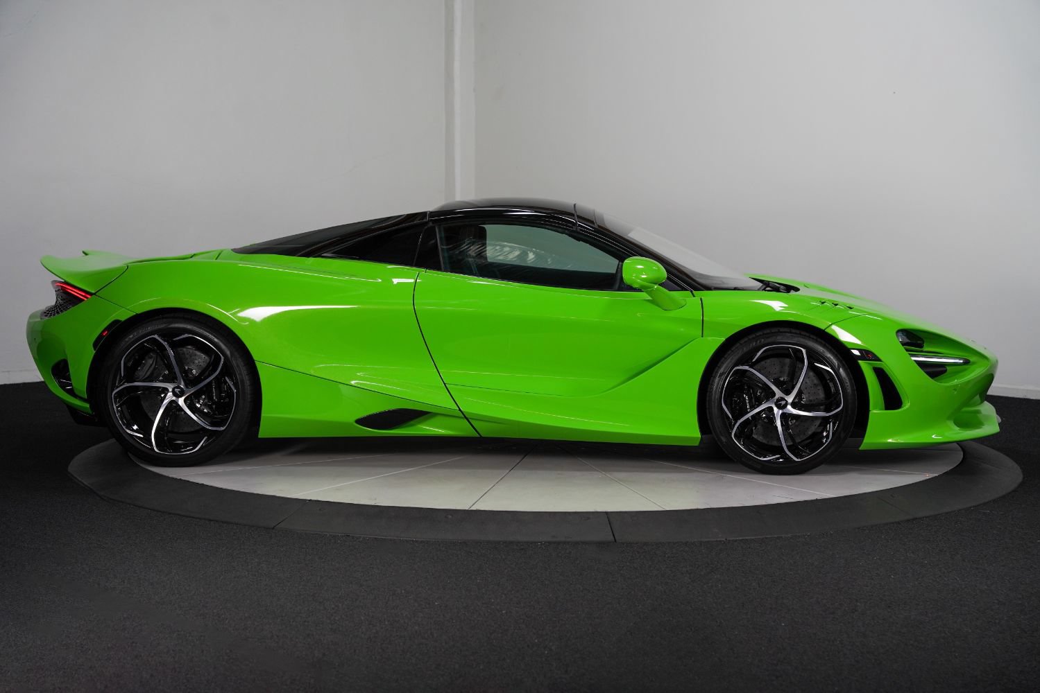 Used 2024 McLaren 750S Spider RWD image 8