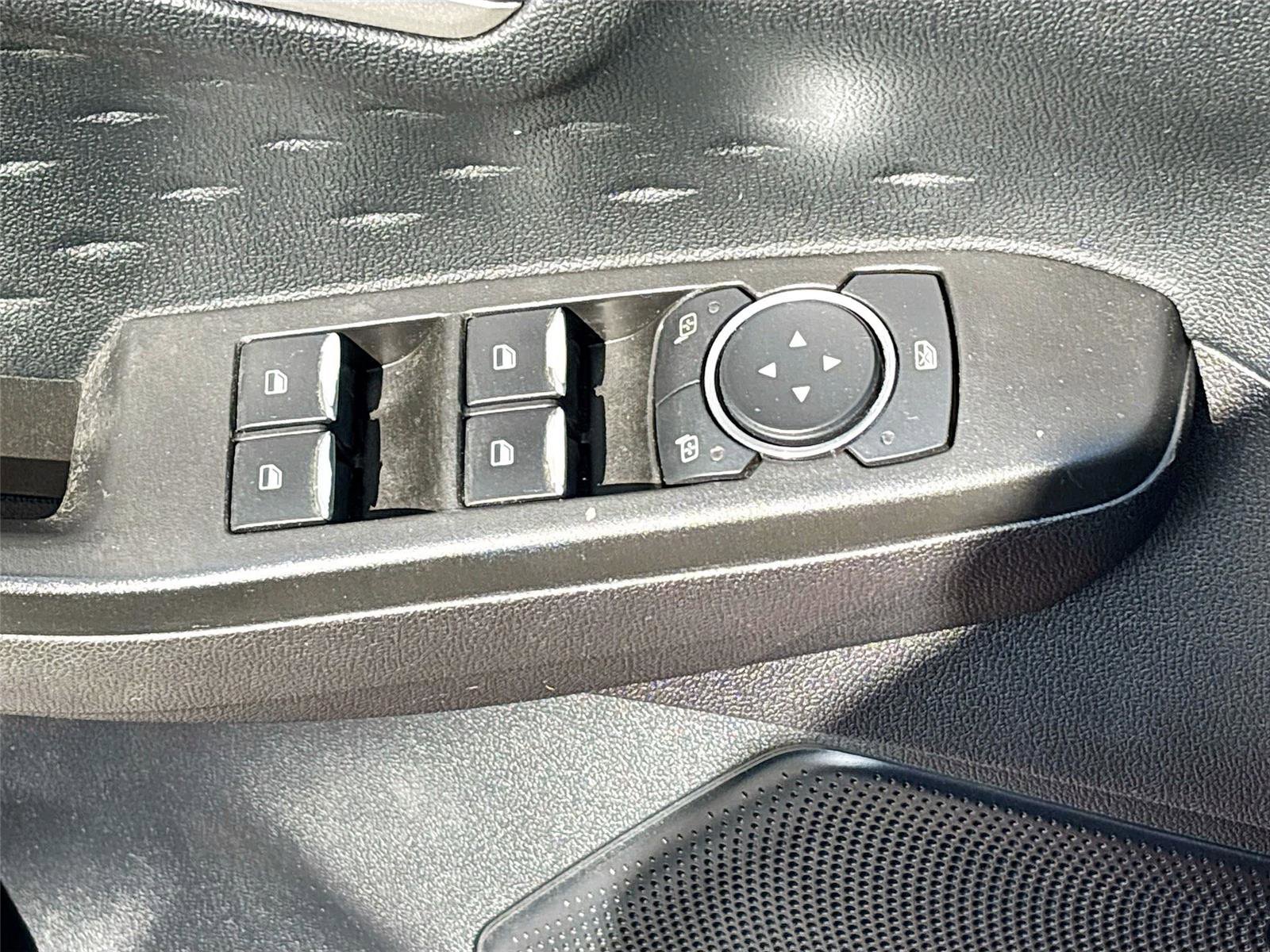 Used 2020 Ford Escape SE image 18