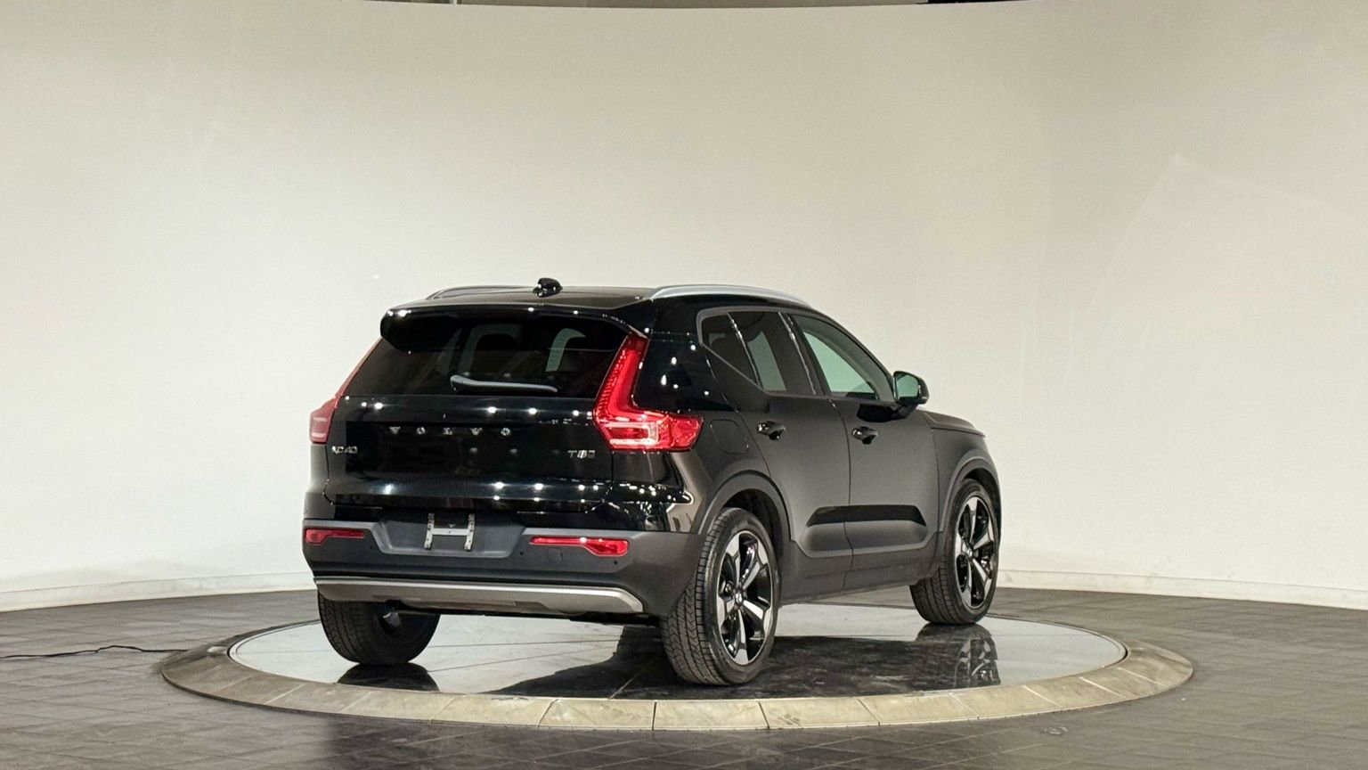 Used 2020 Volvo XC40 T5 Momentum image 10