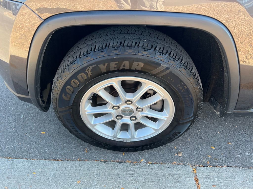 Used 2020 Jeep Grand Cherokee Laredo image 12