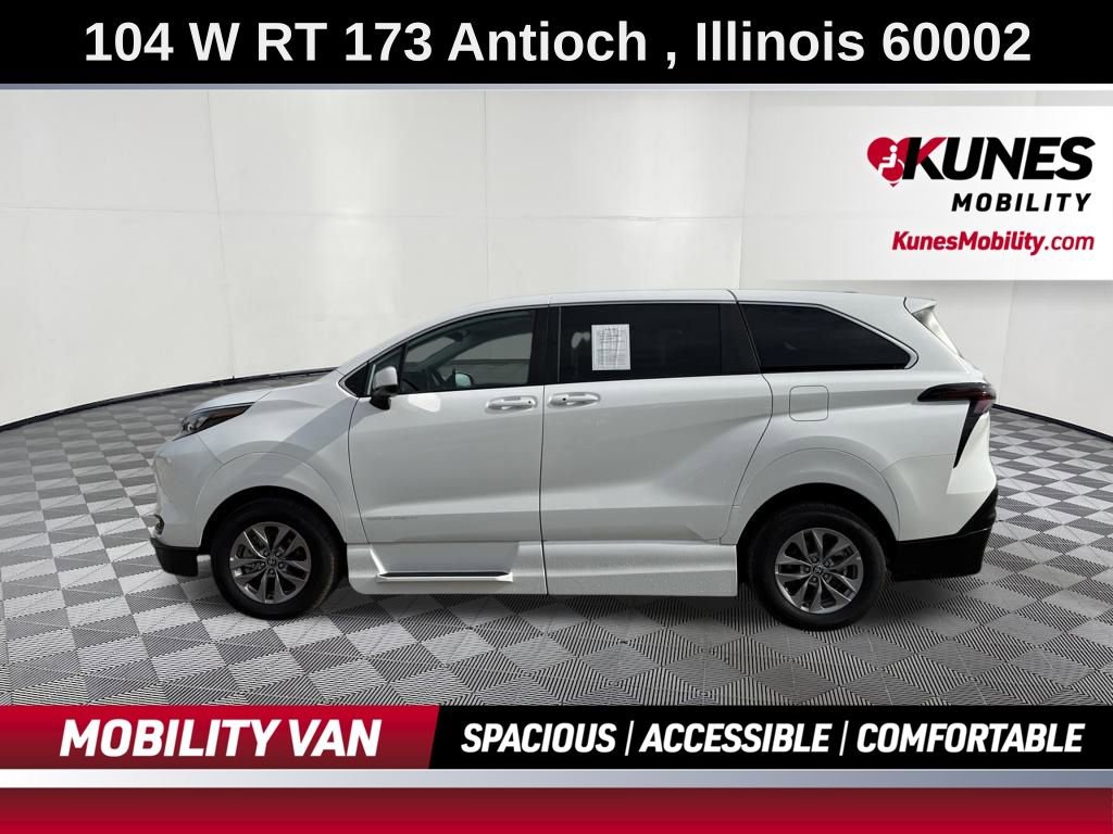 Used 2025 Toyota Sienna LE image 4