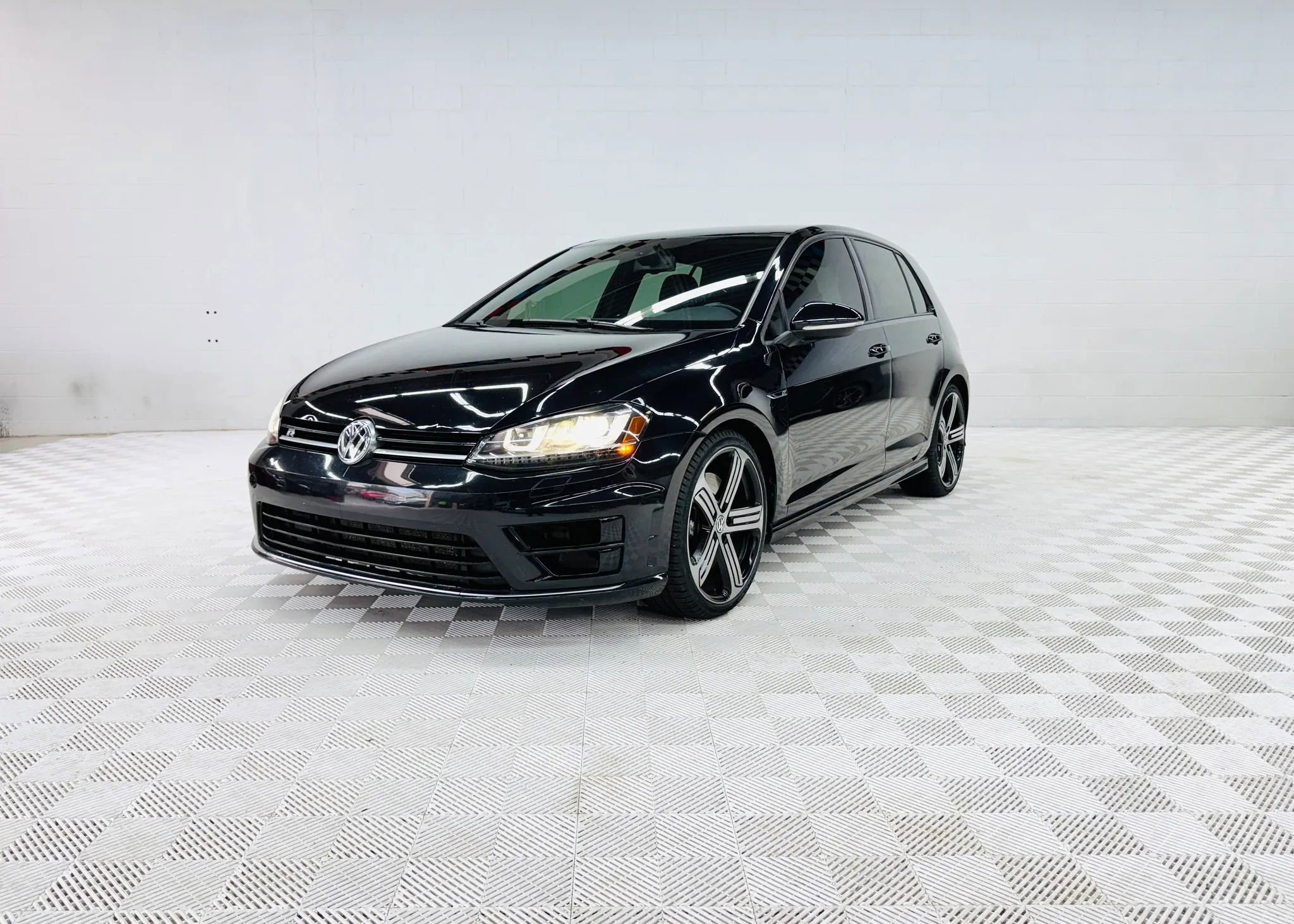 Used 2016 Volkswagen Golf R 4-Door image 13
