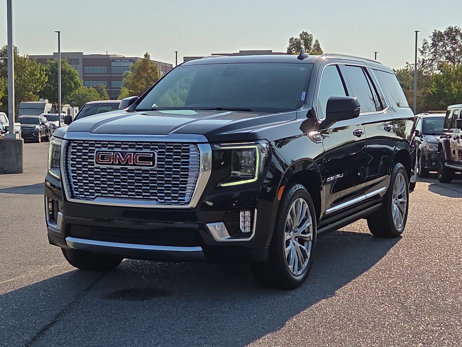 Used 2022 GMC Yukon Denali w/ Denali Premium Package AWD/4WD image 2
