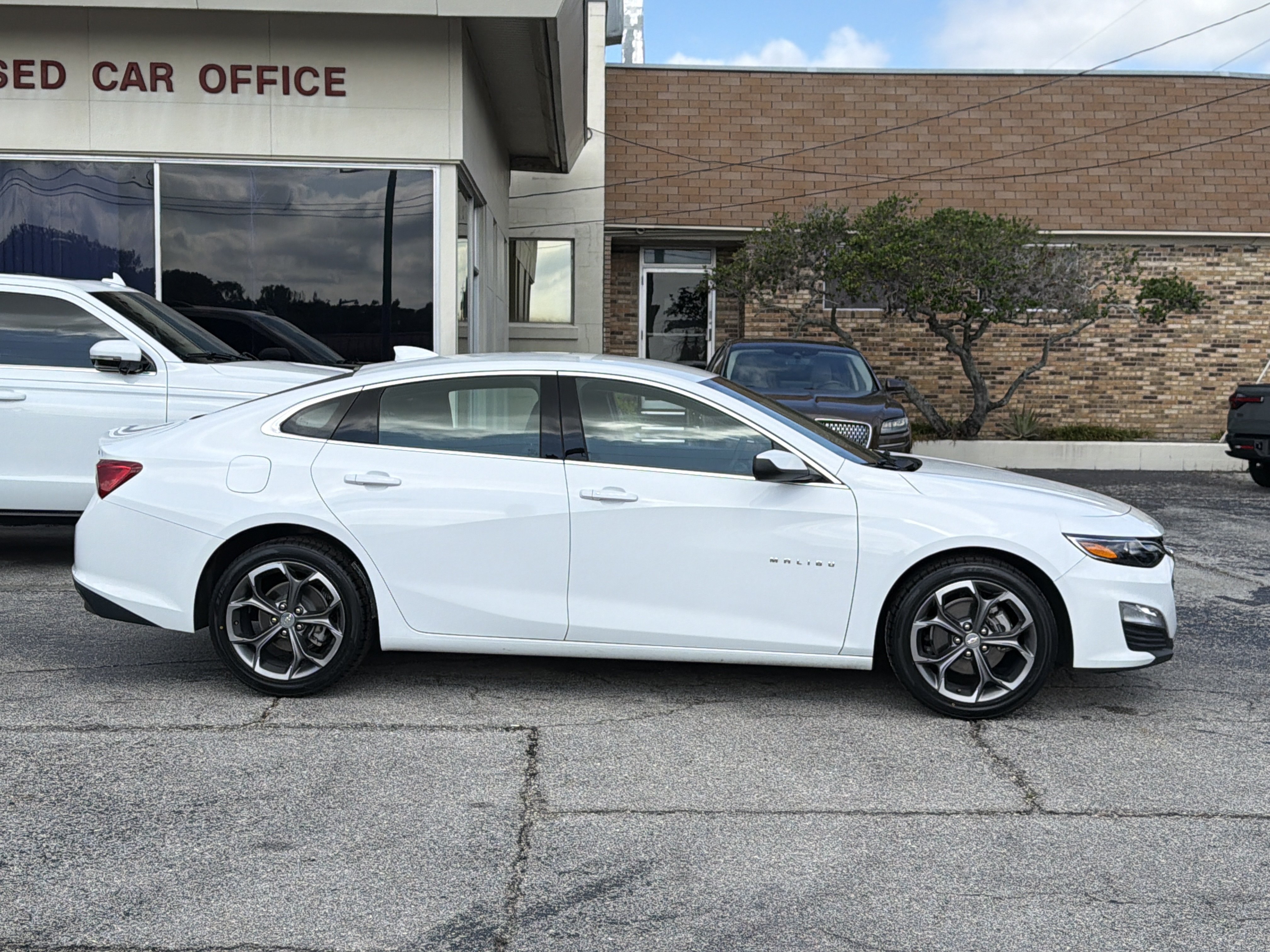 Used 2024 Chevrolet Malibu LT FWD image 2