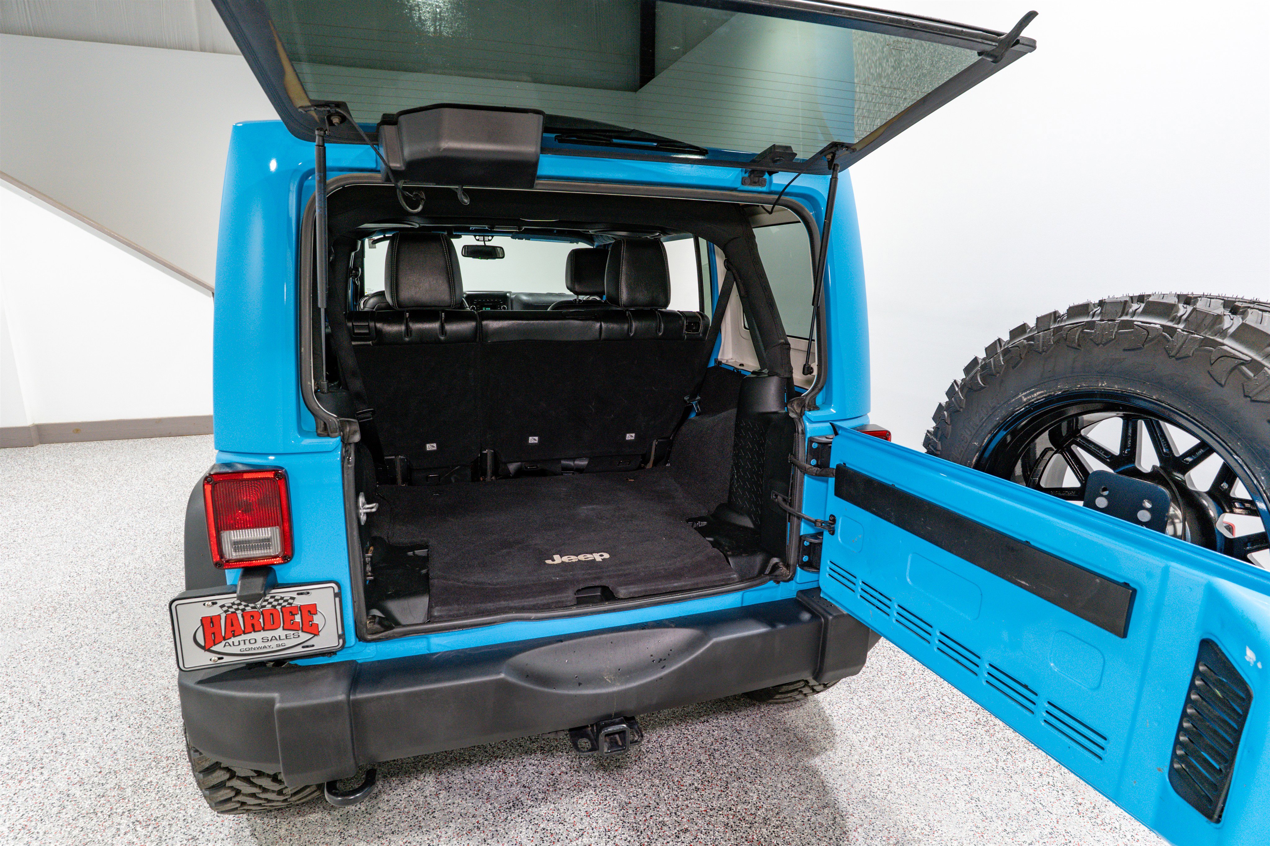 Used 2017 Jeep Wrangler Unlimited Rubicon w/ Dual Top Group image 29