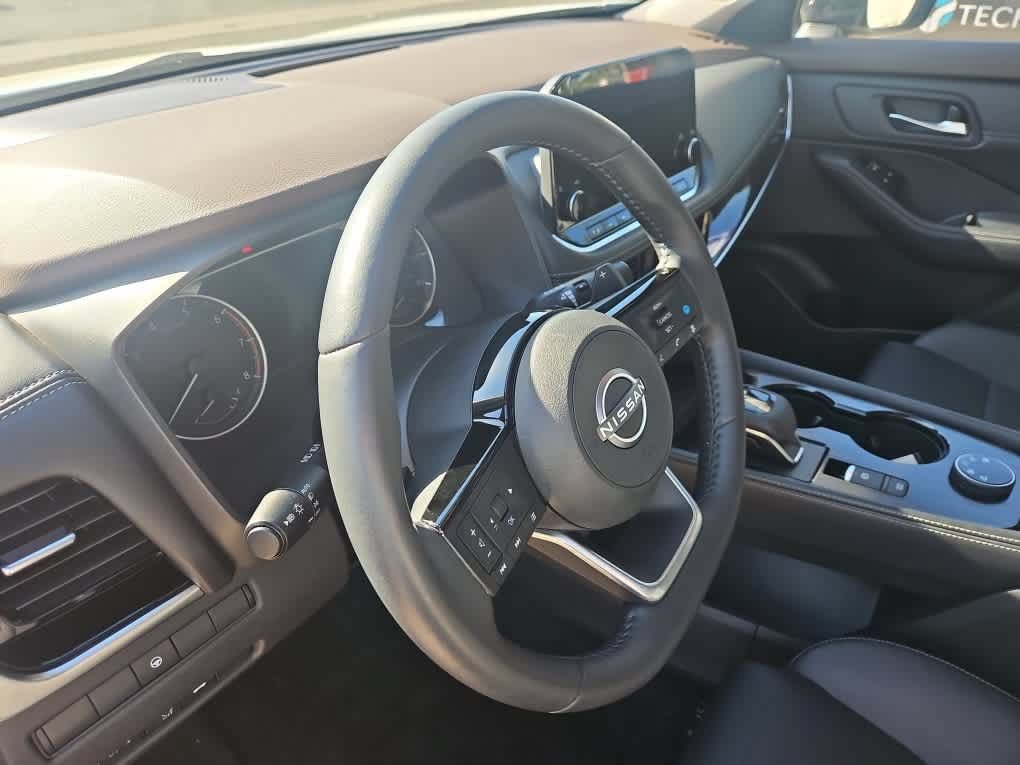 Used 2023 Nissan Rogue SL AWD/4WD image 2