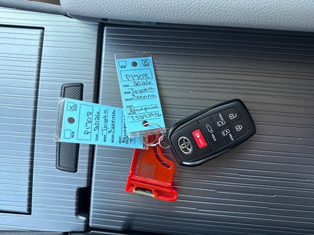 Used 2026 Toyota Sienna XLE FWD image 24