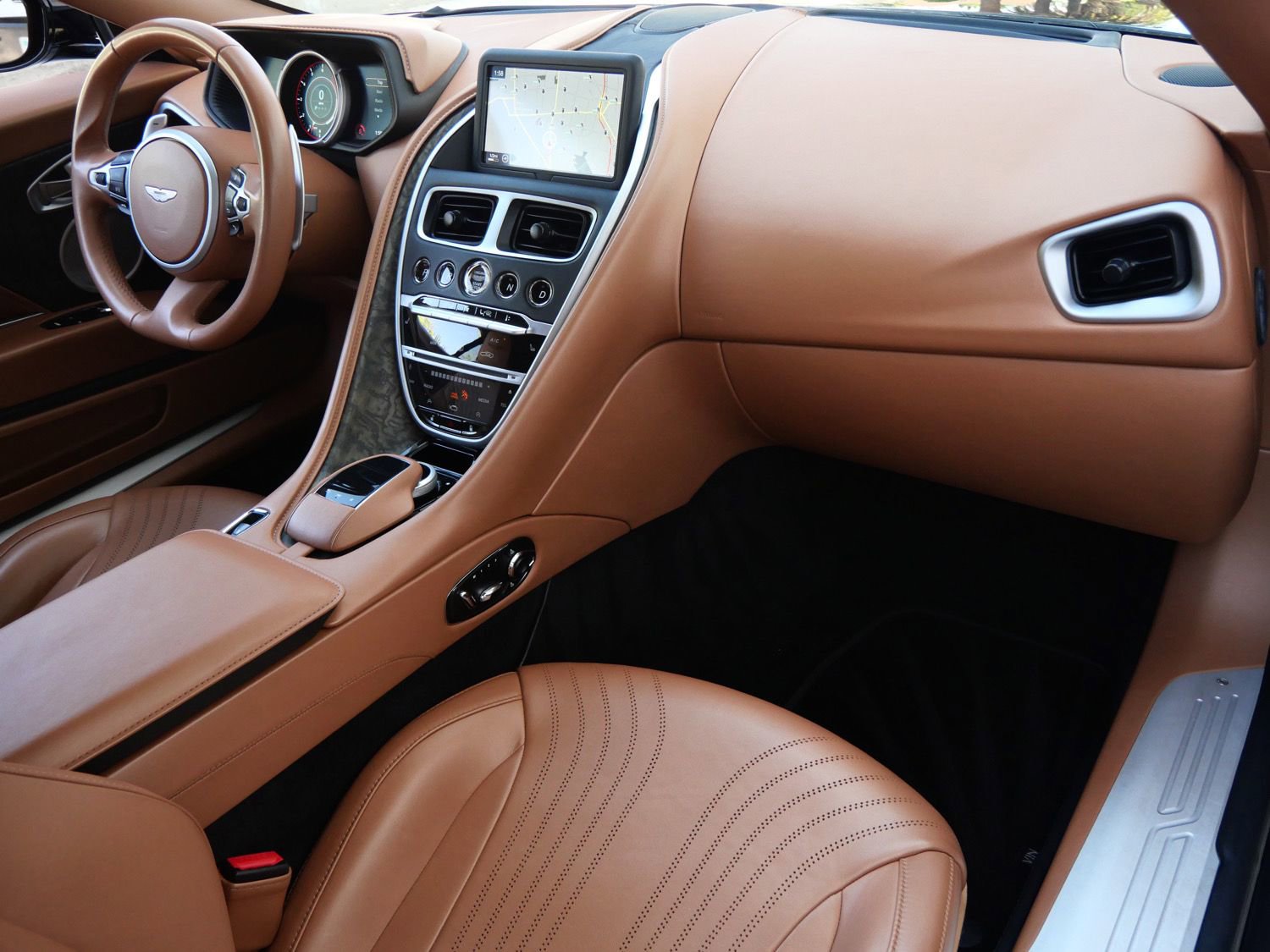 Used 2020 Aston Martin DB11 Coupe image 3