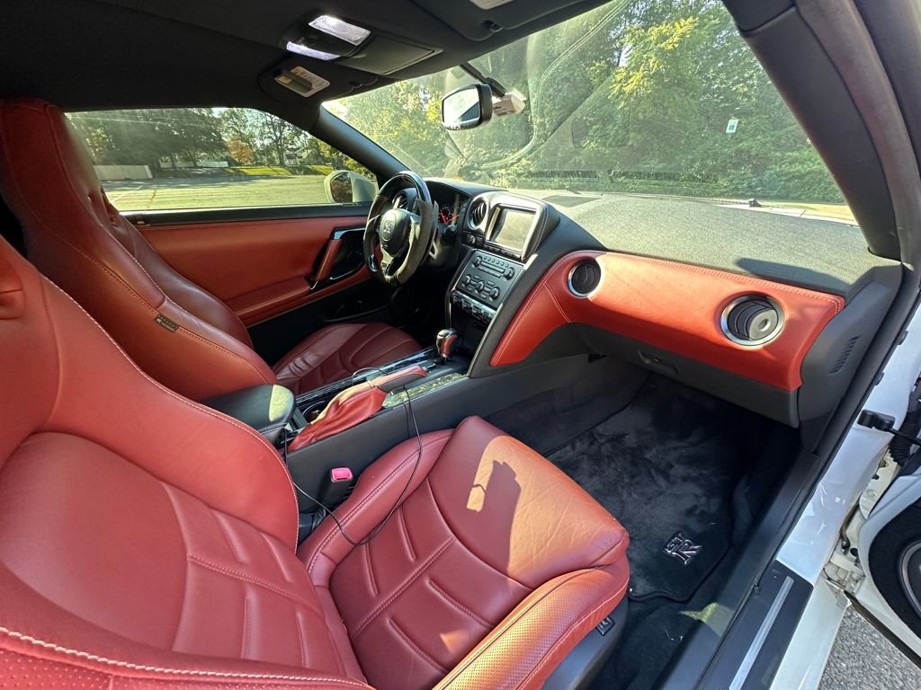 Used 2014 Nissan GT-R Premium w/ Premium Interior Package image 31