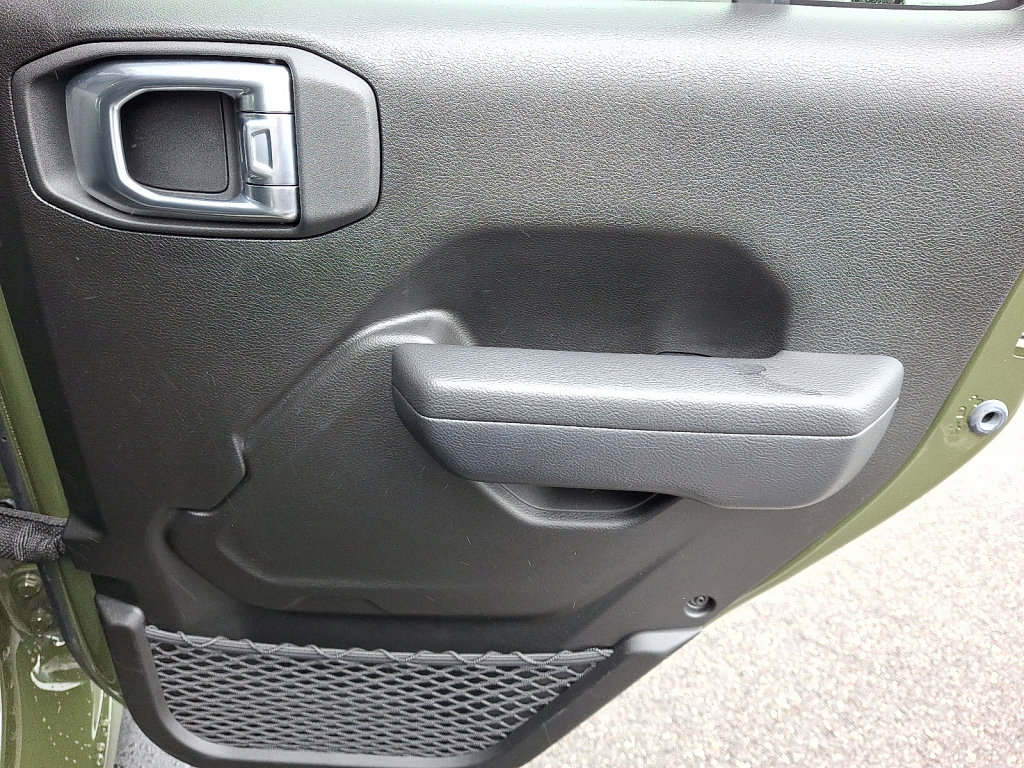 Used 2024 Jeep Wrangler Unlimited image 14