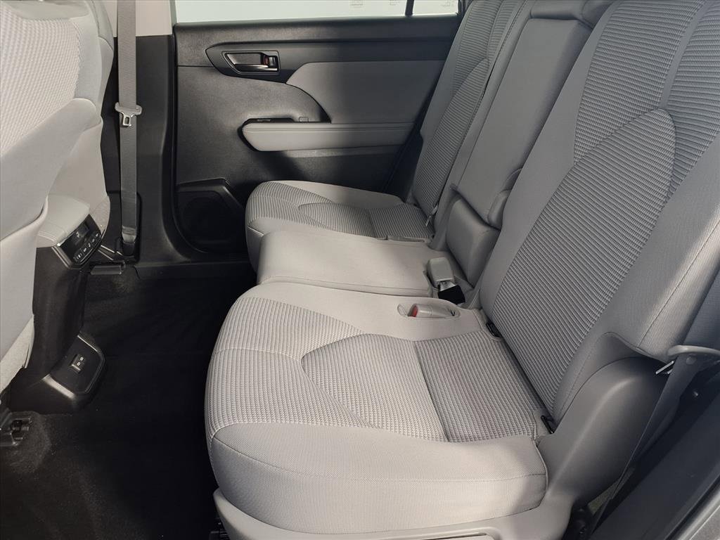 Used 2023 Toyota Highlander LE image 24