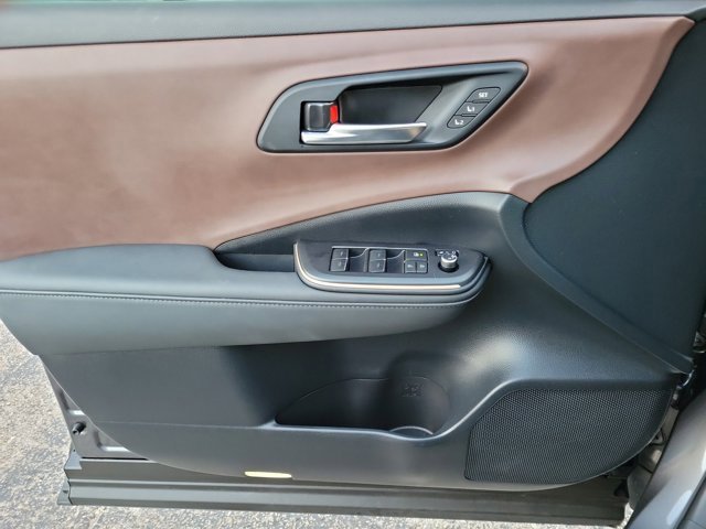 Used 2023 Toyota Crown Limited image 29