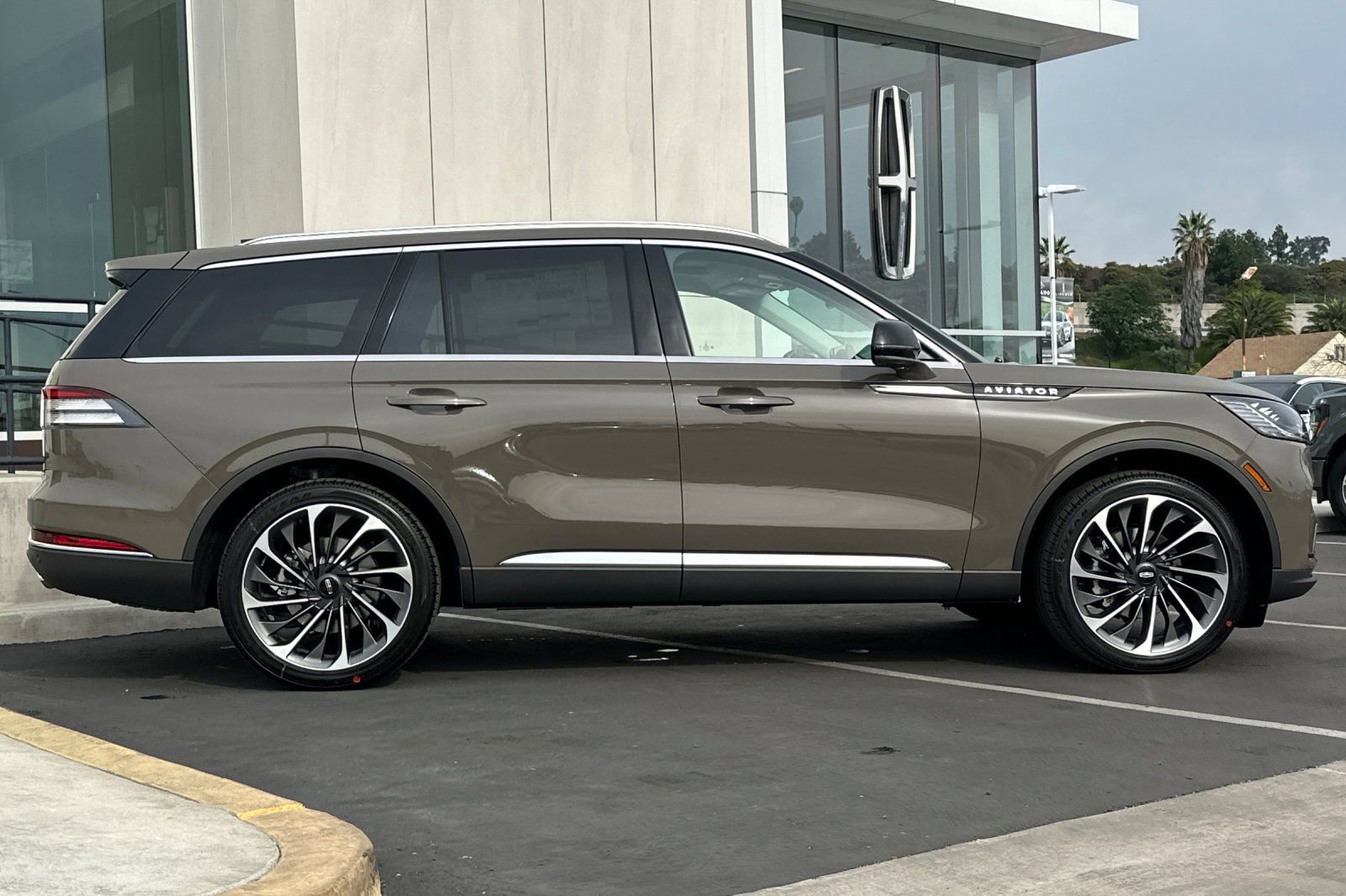 New 2026 Lincoln Aviator Reserve w/ Luxury Package image 2