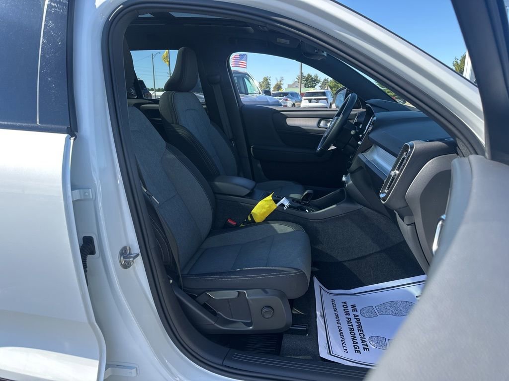 Used 2024 Volvo XC40 B5 Core image 25