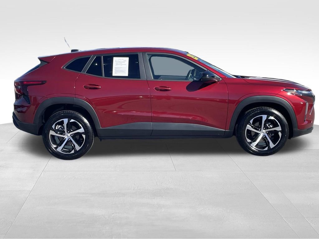 Certified 2025 Chevrolet Trax RS w/ Sunroof Package image 2