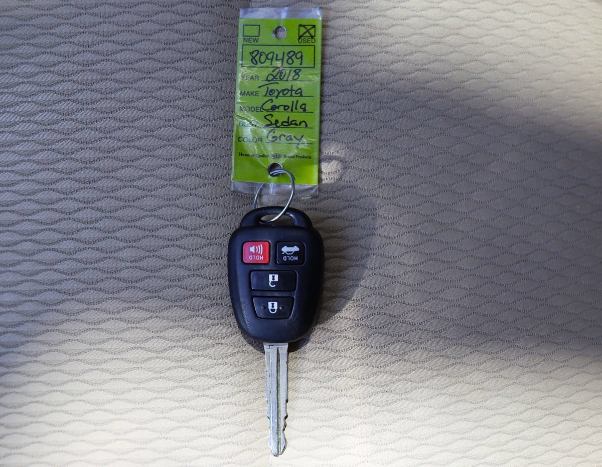 Used 2018 Toyota Corolla LE w/ Carpet Mat Package (TMS) FWD image 56