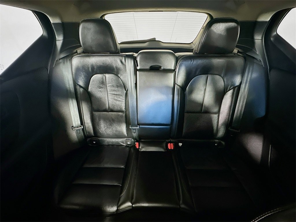 Used 2022 Volvo XC40 T4 Momentum image 13