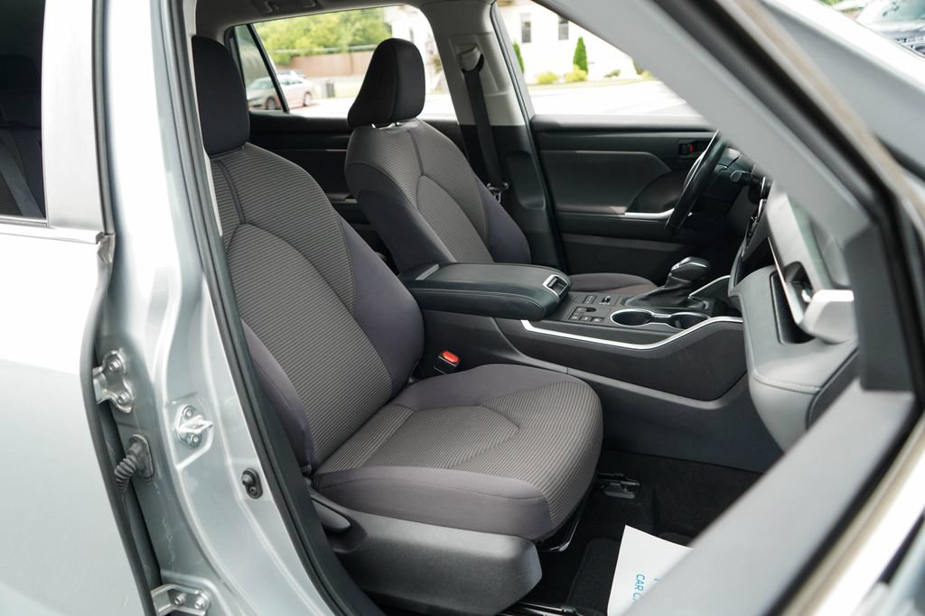 Used 2023 Toyota Highlander LE AWD/4WD image 12