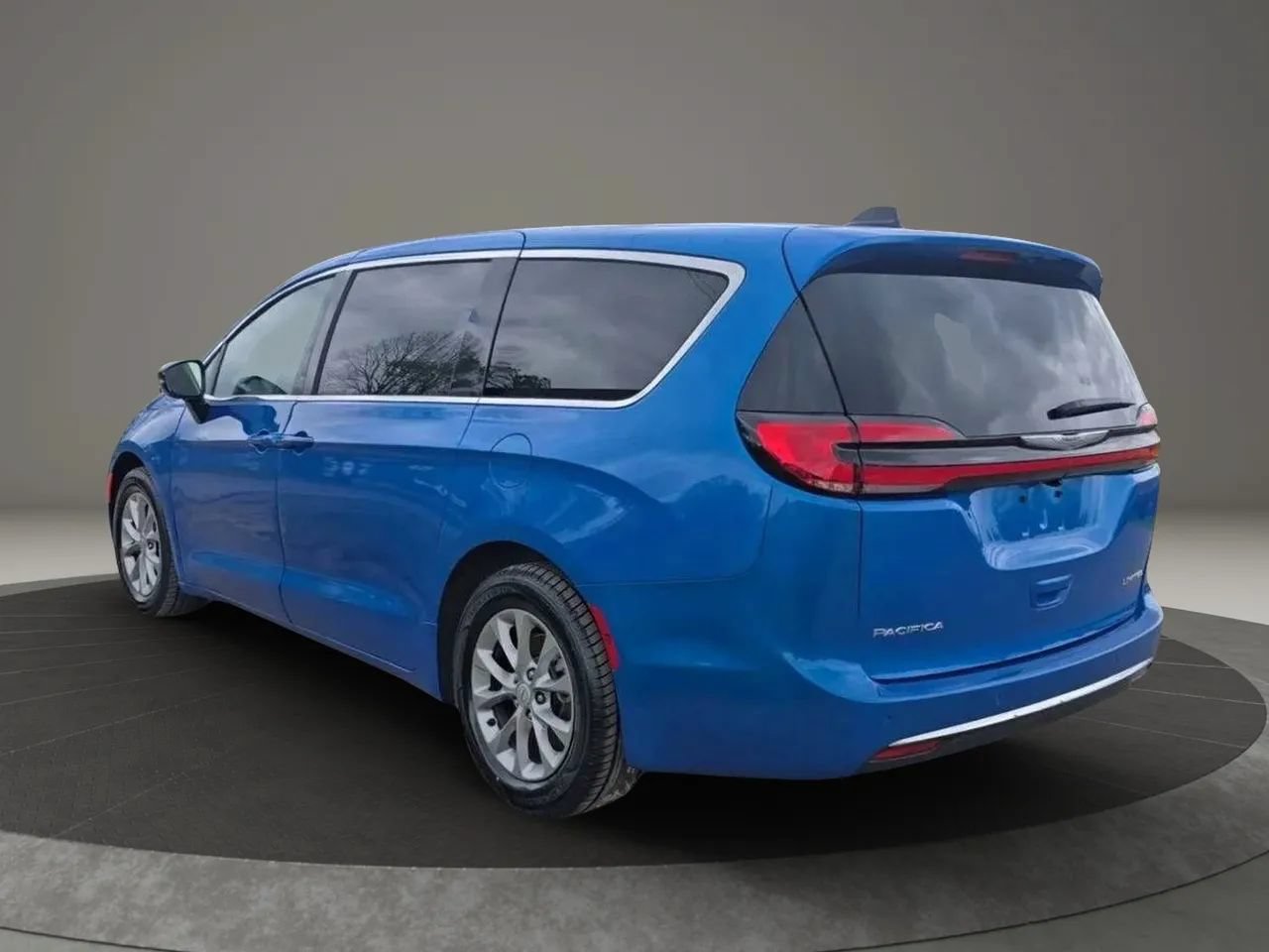 Used 2026 Chrysler Pacifica Limited FWD image 4