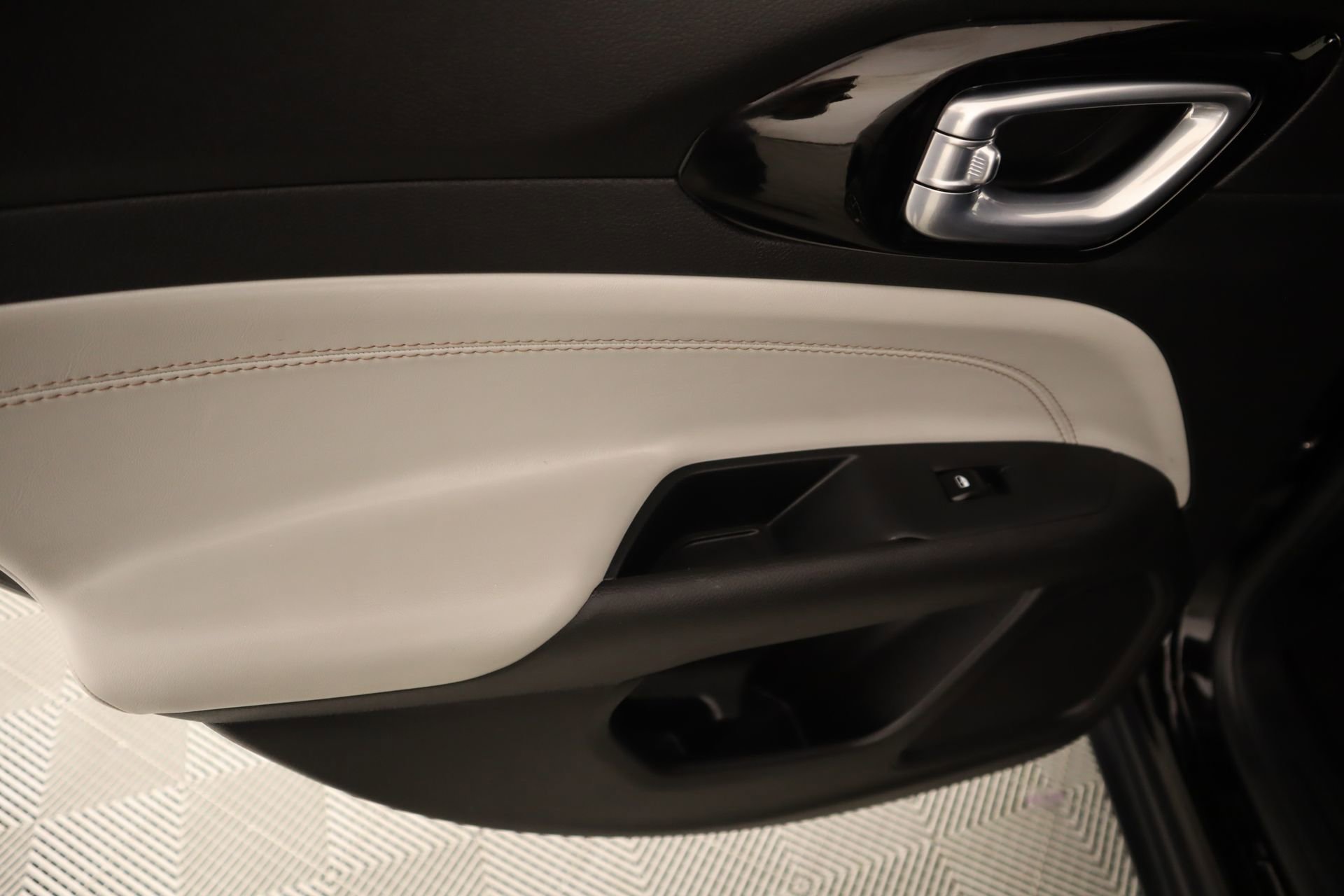 Used 2025 Jeep Compass Limited image 15