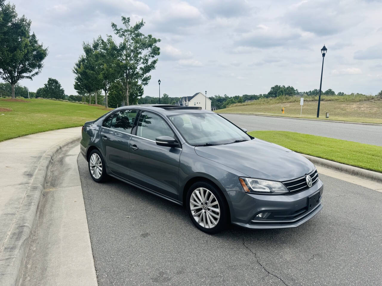 Used 2016 Volkswagen Jetta SEL w/ Lighting Package FWD image 3