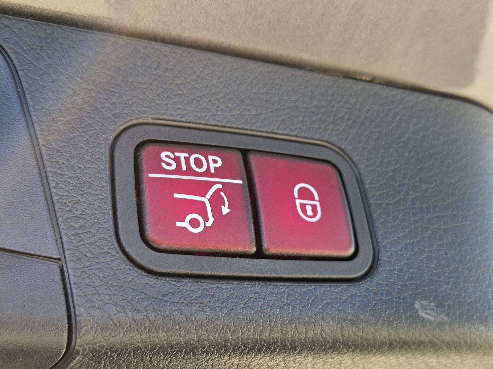 Used 2021 Mercedes-Benz GLB 250 w/ Premium Package image 18