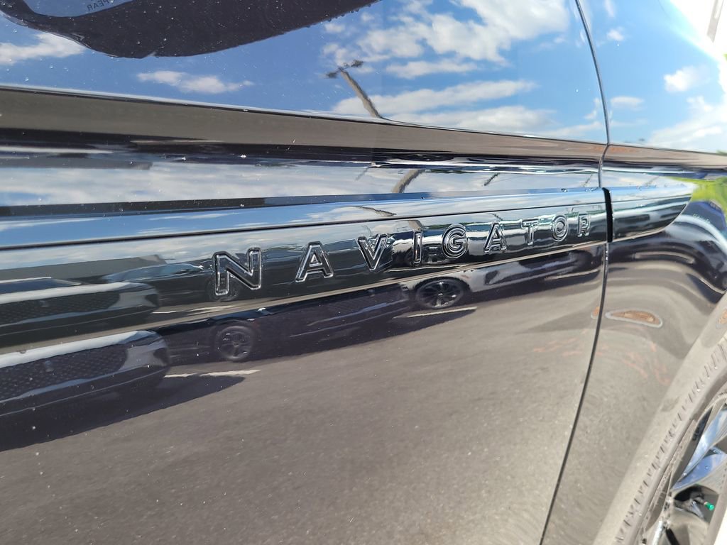 Used 2025 Lincoln Navigator Reserve w/ Jet Appearance Package image 6