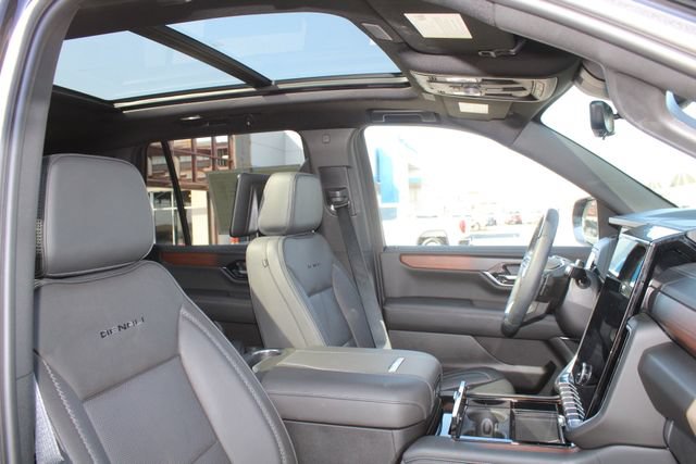 Used 2025 GMC Yukon Denali w/ Denali Reserve Package AWD/4WD image 17