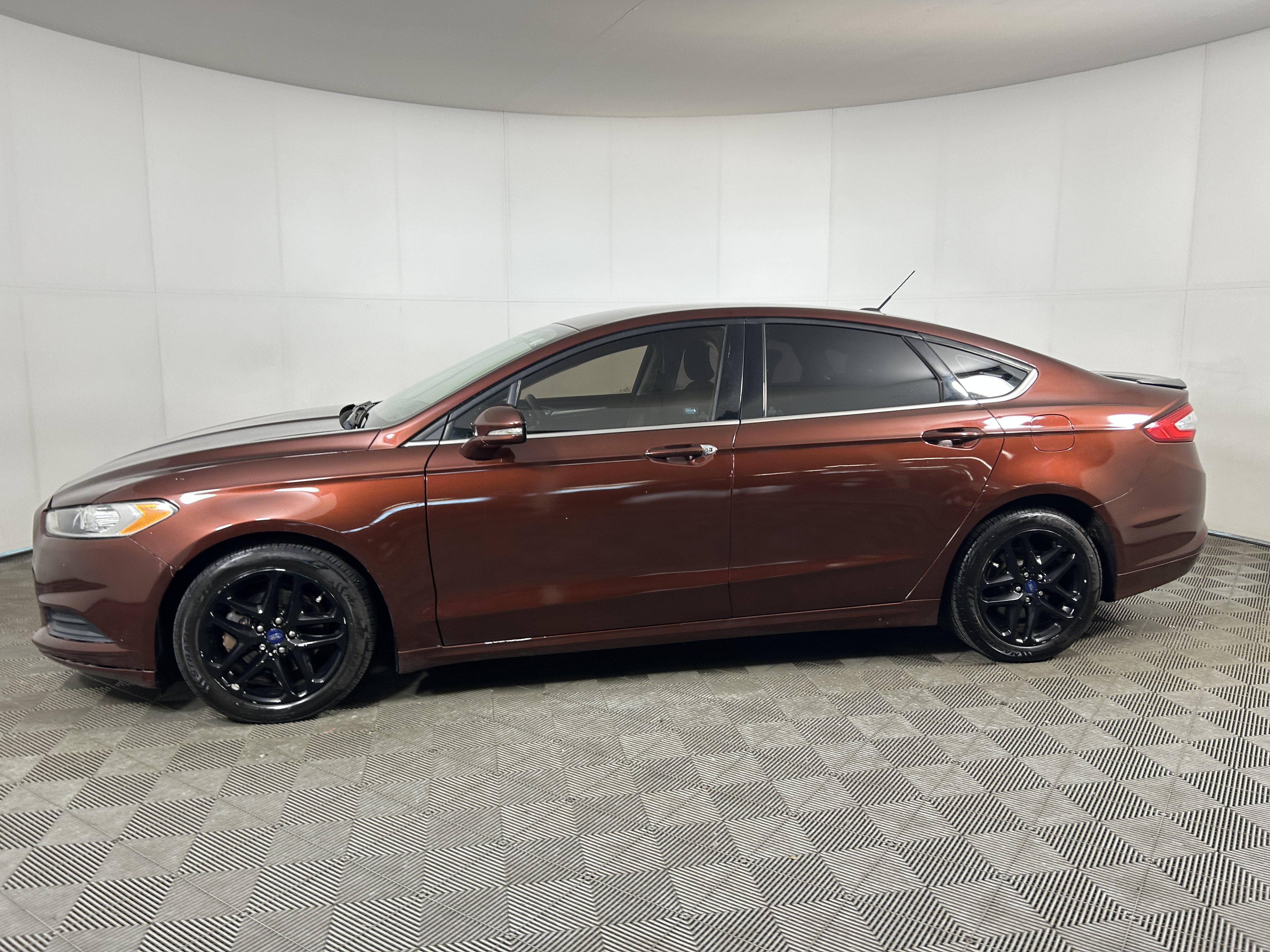 Used 2015 Ford Fusion SE FWD image 1