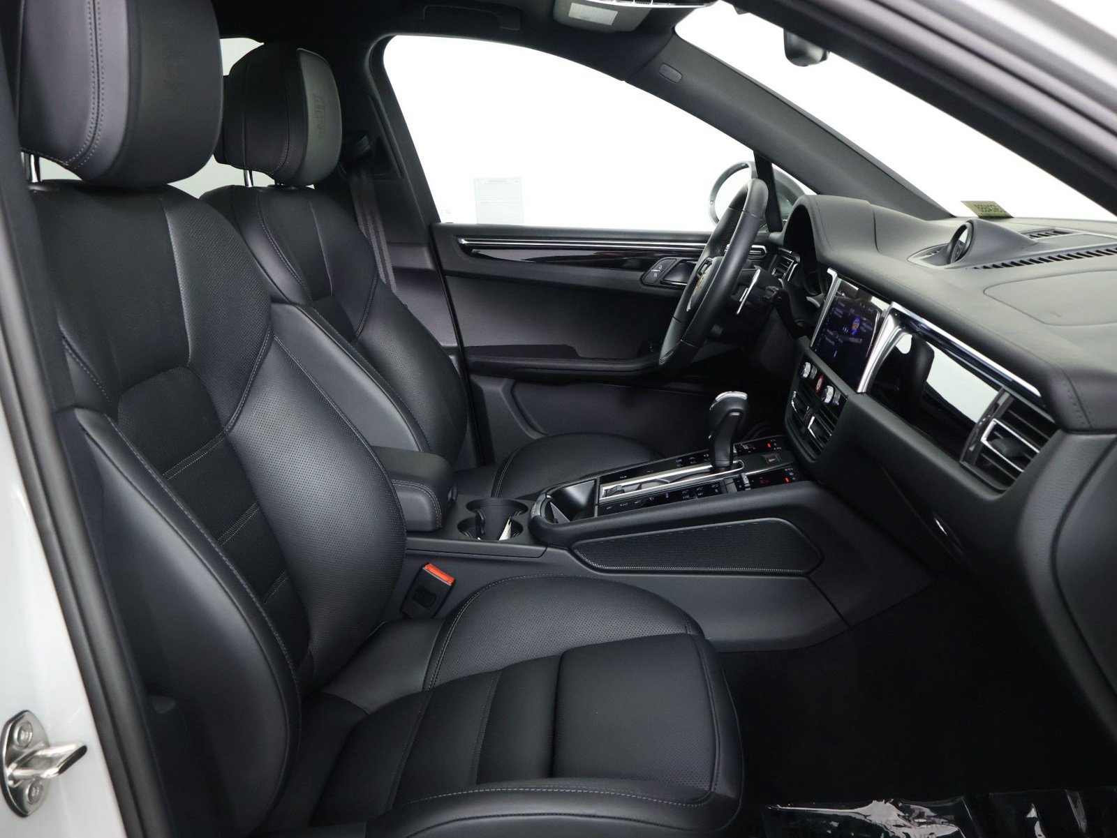 Certified 2026 Porsche Macan Turbo AWD/4WD image 31