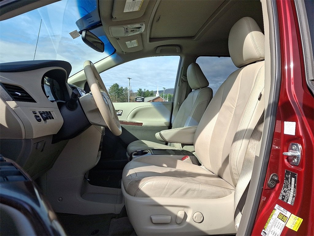 Used 2014 Toyota Sienna XLE image 12