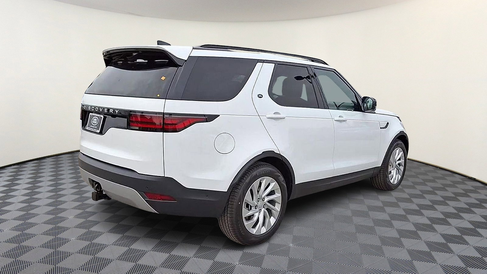 Certified 2025 Land Rover Discovery S image 8