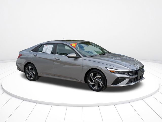 Used 2025 Hyundai Elantra SEL image 2