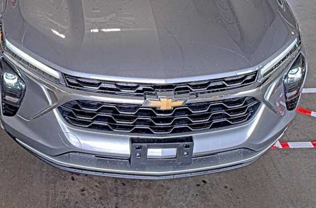 Used 2025 Chevrolet Trax LT FWD image 6
