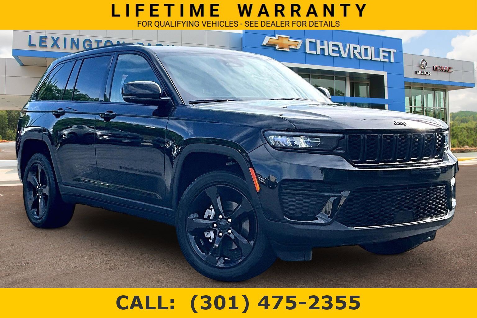 Used 2025 Jeep Grand Cherokee Altitude RWD image 1